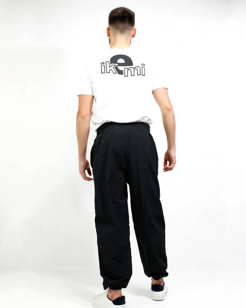 pantalon-nylon-hombre-espalda