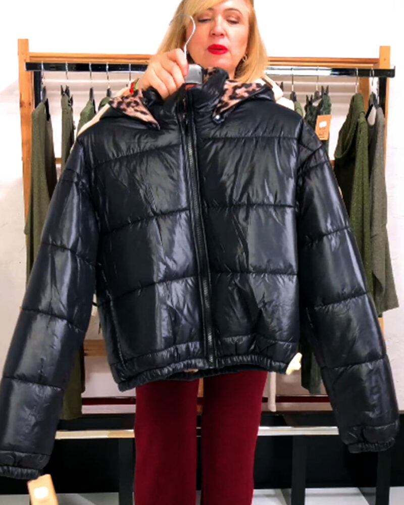 BOMBER CAPUCHA DESMONTABLE ANIMAL PRINT NEGRA