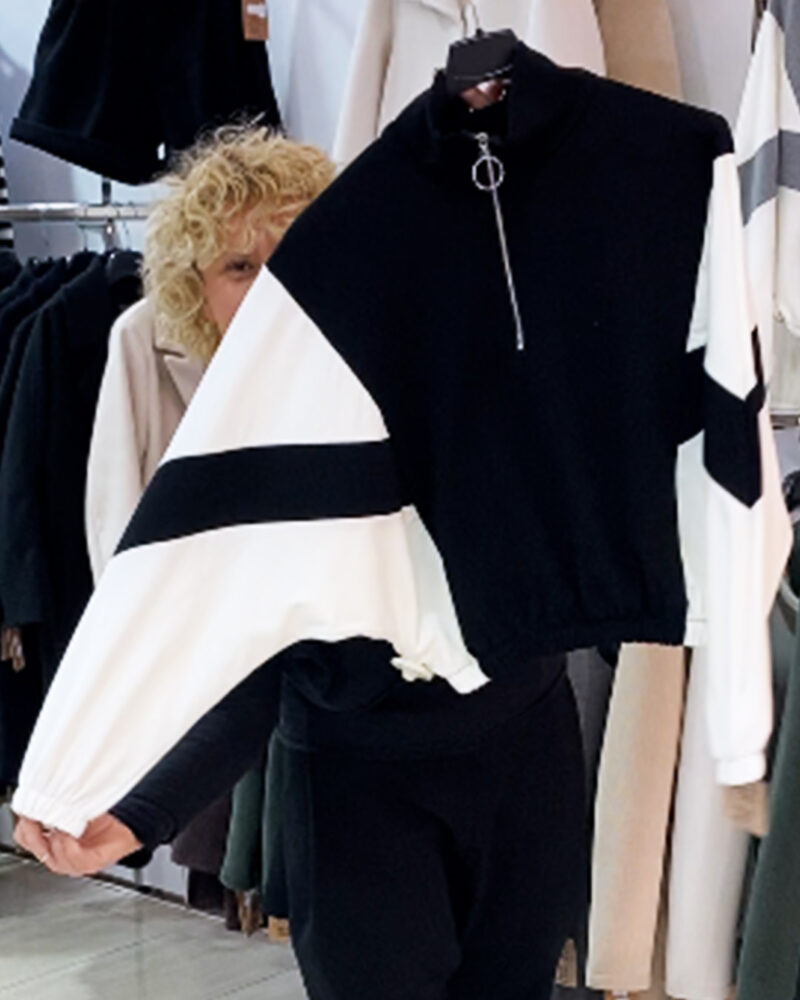 ikemi-sudadera-chill-nyc-negra-moda-retro-low-cost