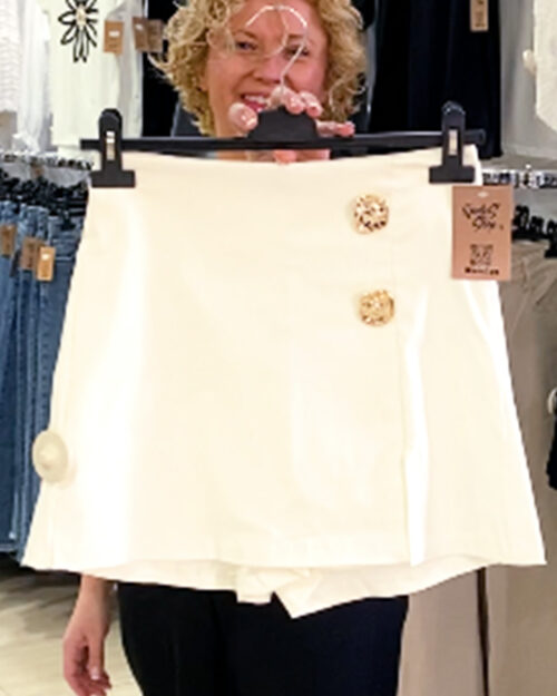 ikemi-falda-pantalon-impacto-blanca-tendencias-juveniles-low-cost