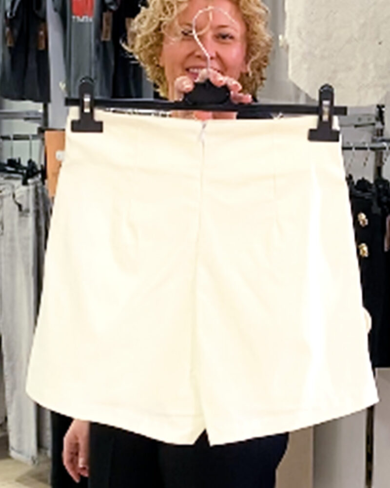 ikemi-falda-pantalon-impacto-blanca-tendencias-juveniles-low-cost