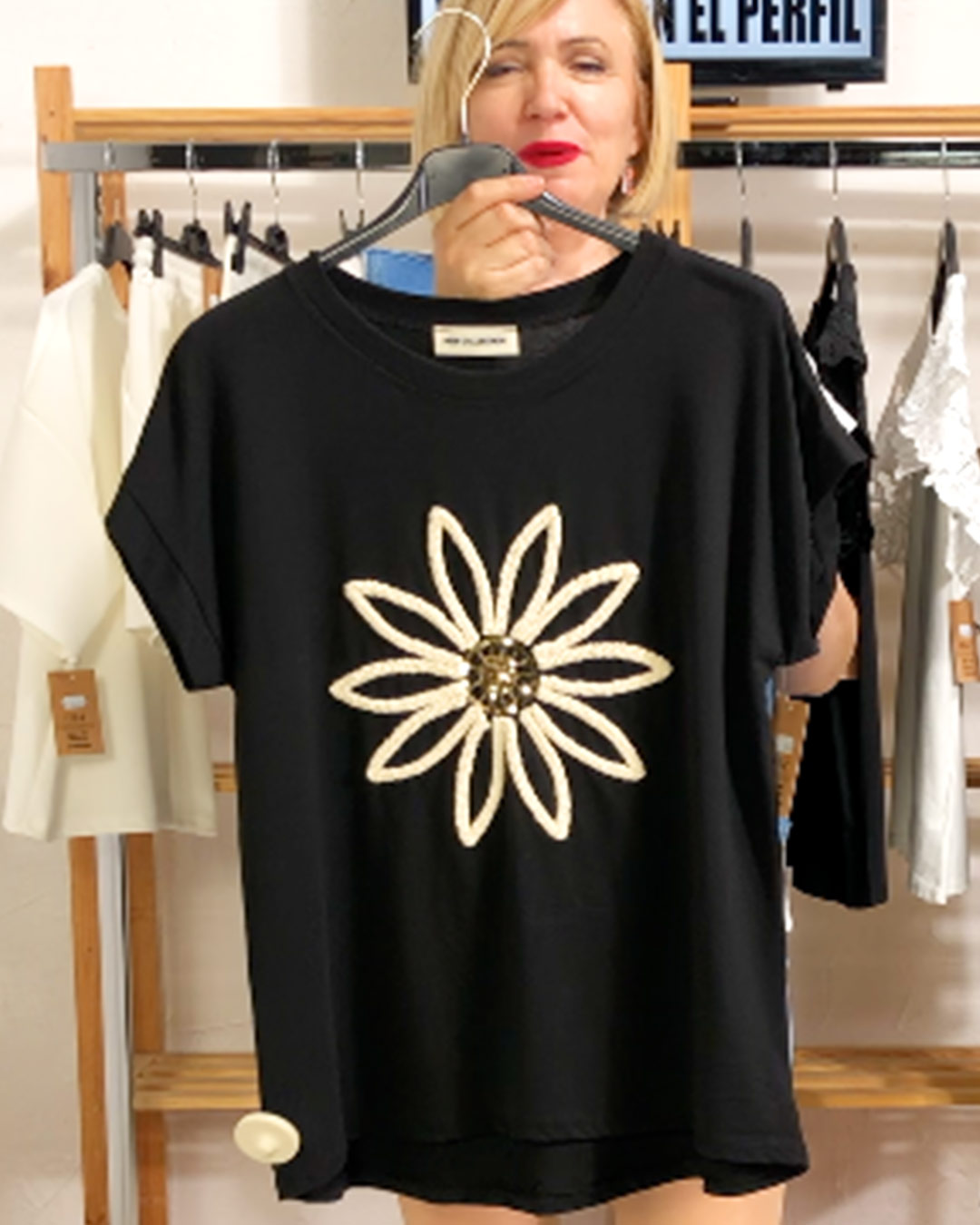 quiles_shop-camiseta-margarita-negra-tendencias-mujer-low-cost