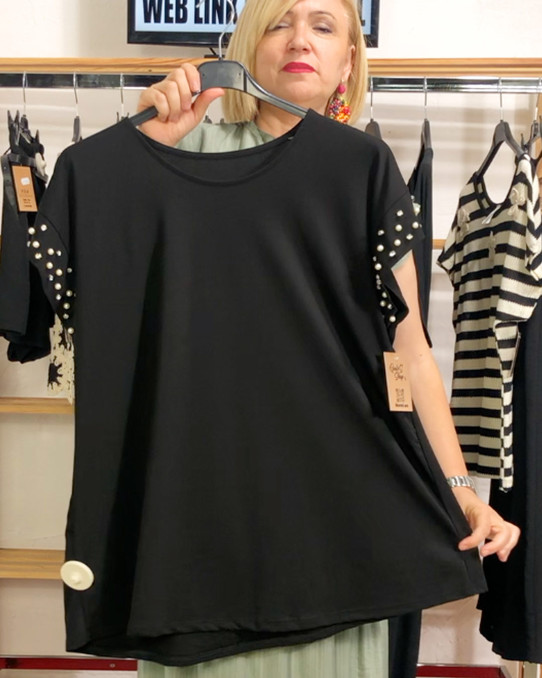 quiles_shop-camiseta-perlas-negra-mujer-curvy