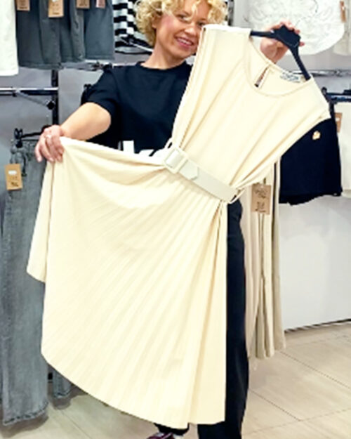 ikemi-vestido-plisado-beige-tendencias-mujer-joven-low-cost