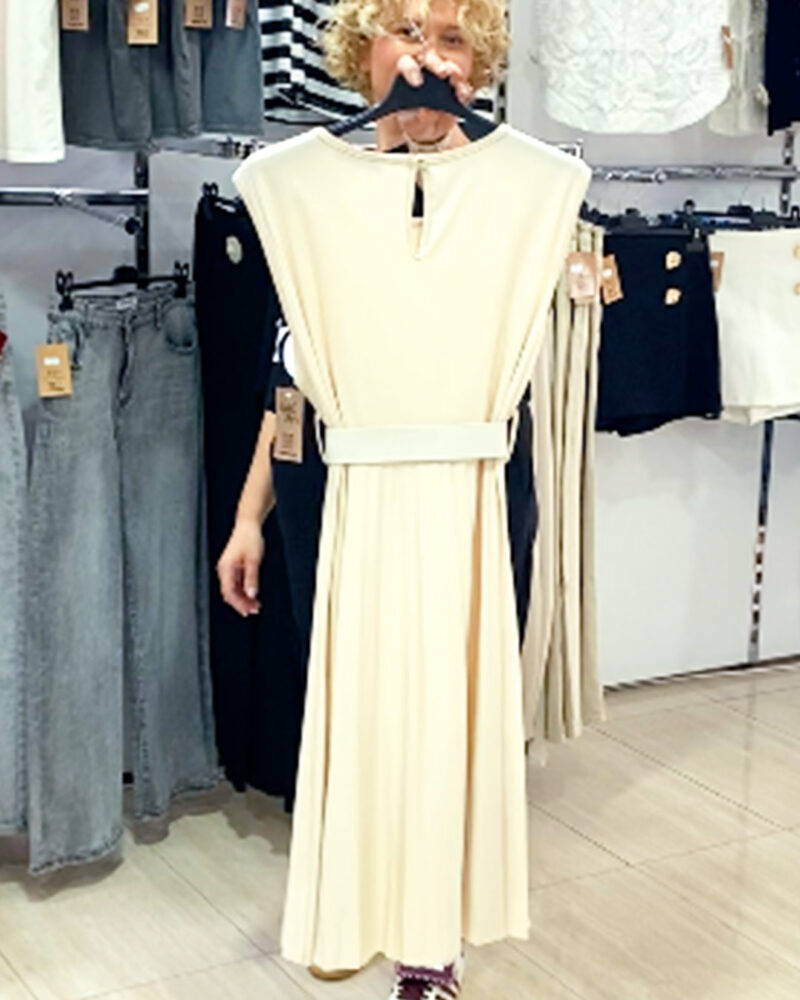 ikemi-vestido-plisado-beige-tendencias-mujer-joven-low-cost