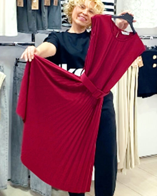 ikemi-vestido-plisado-burdeos-tendencias-mujer-joven-low-cost