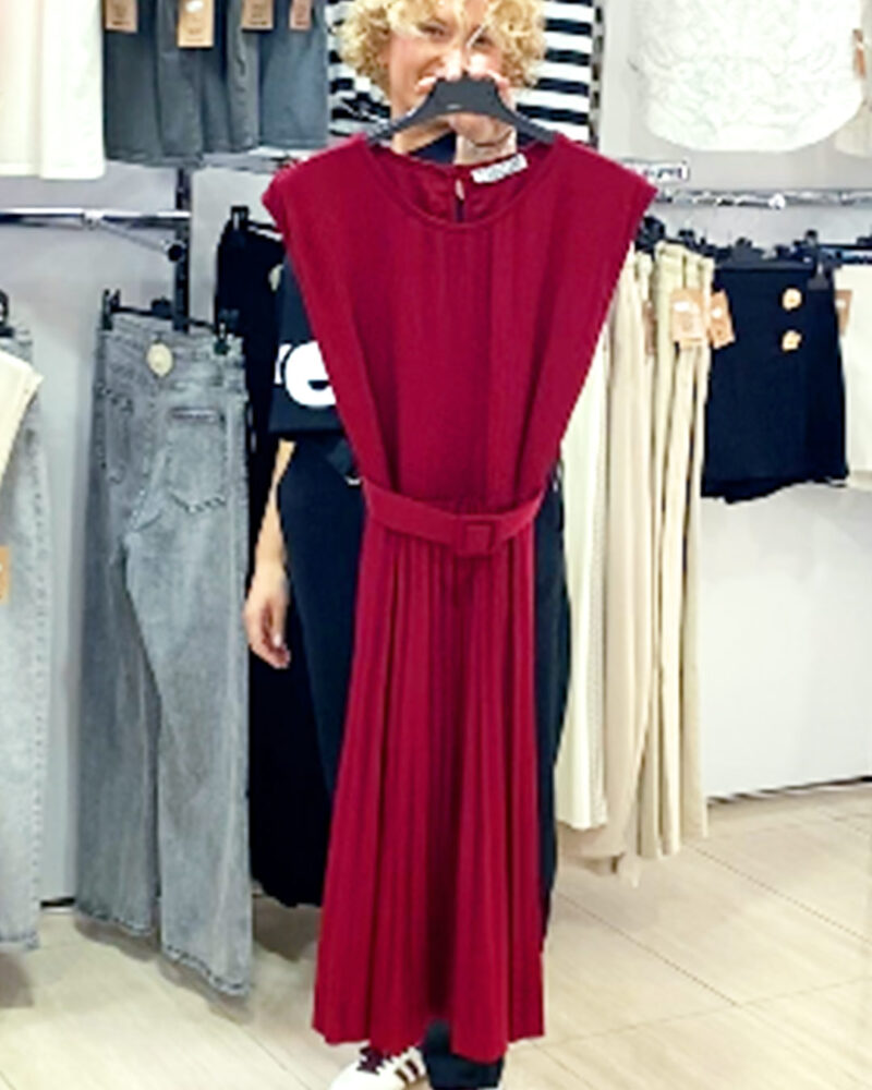 ikemi-vestido-plisado-burdeos-tendencias-mujer-joven-low-cost