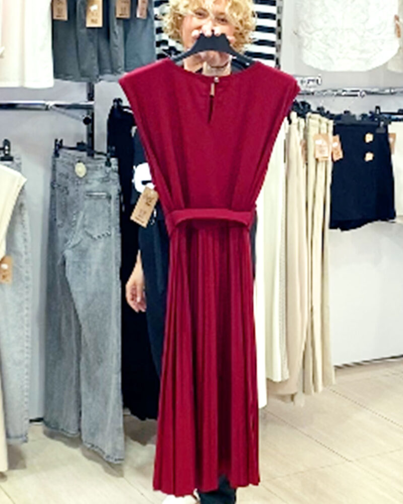 ikemi-vestido-plisado-burdeos-tendencias-mujer-joven-low-cost