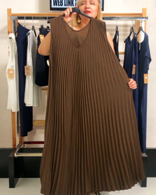 quiles_shop-vestido-plisado-bies-marron-moda-curvy-low-cost