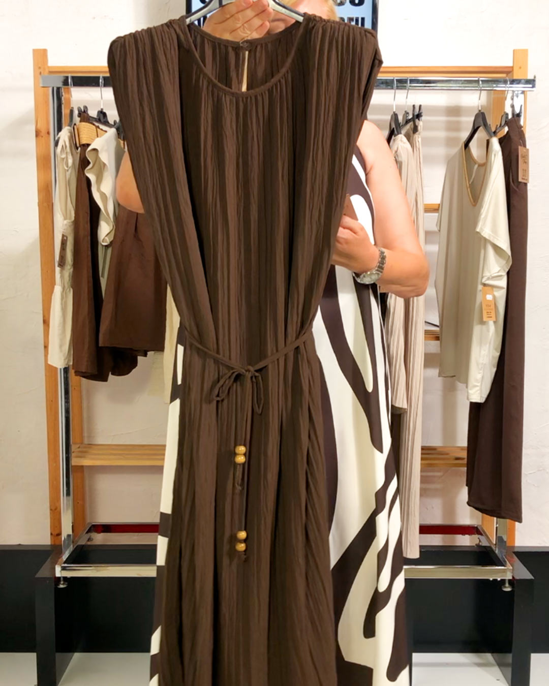 quiles_shop-vestido-plisado-marron-tendencias-moda-mujer-tallas-grandes-baratas