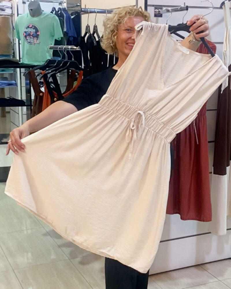 ikemi-vestido-griego-midi-beige-tendencias-moda-mujer-joven-rebajas