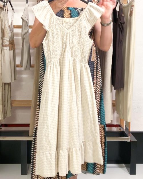 ikemi-vestido-vichy-beige-tendencias-verano-mujer-joven-rebajas