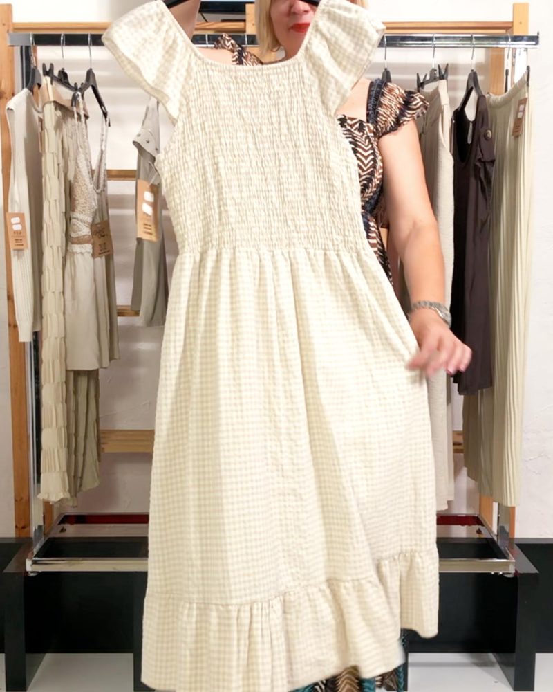 ikemi-vestido-vichy-beige-tendencias-verano-mujer-joven-rebajas
