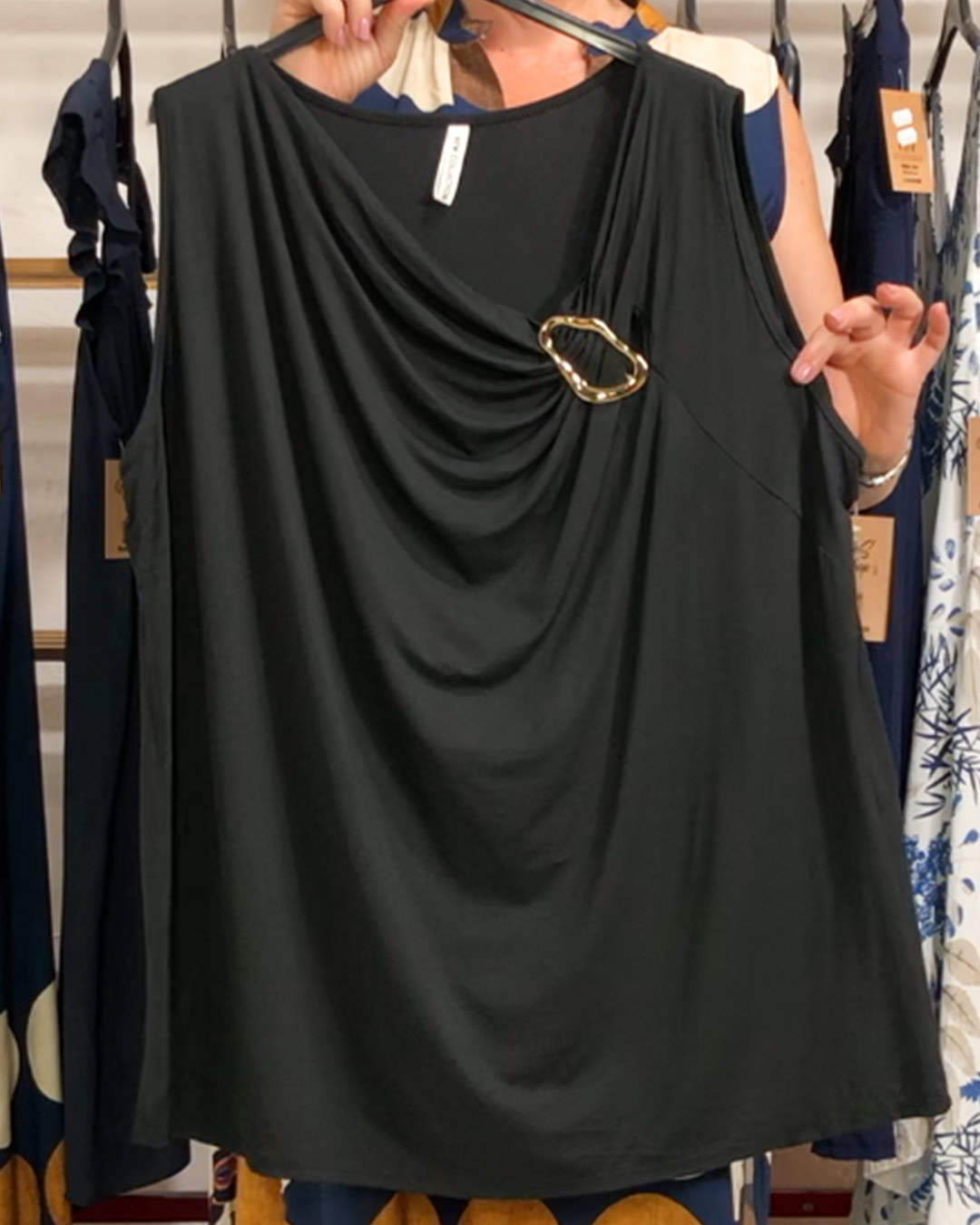 quiles_shop-camiseta-detalle-desmangada-negra-tendencias-mujer-tallas-grandes-verano