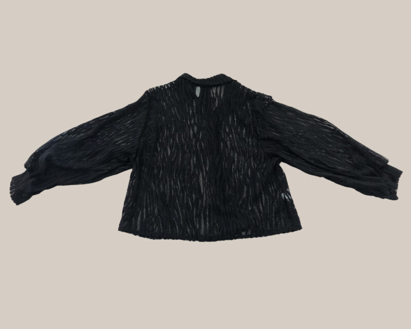 ikemi-camisa-relieve-negra-tendencias-mujer-joven-compras-online