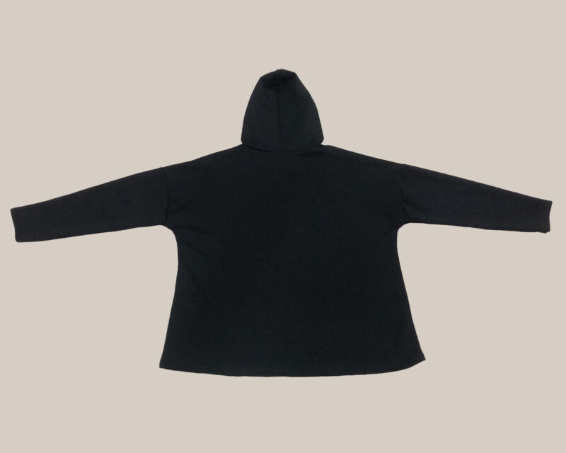 quiles_shop-sudadera-capucha-corazon-negra-tendencia-curvy-low-cost