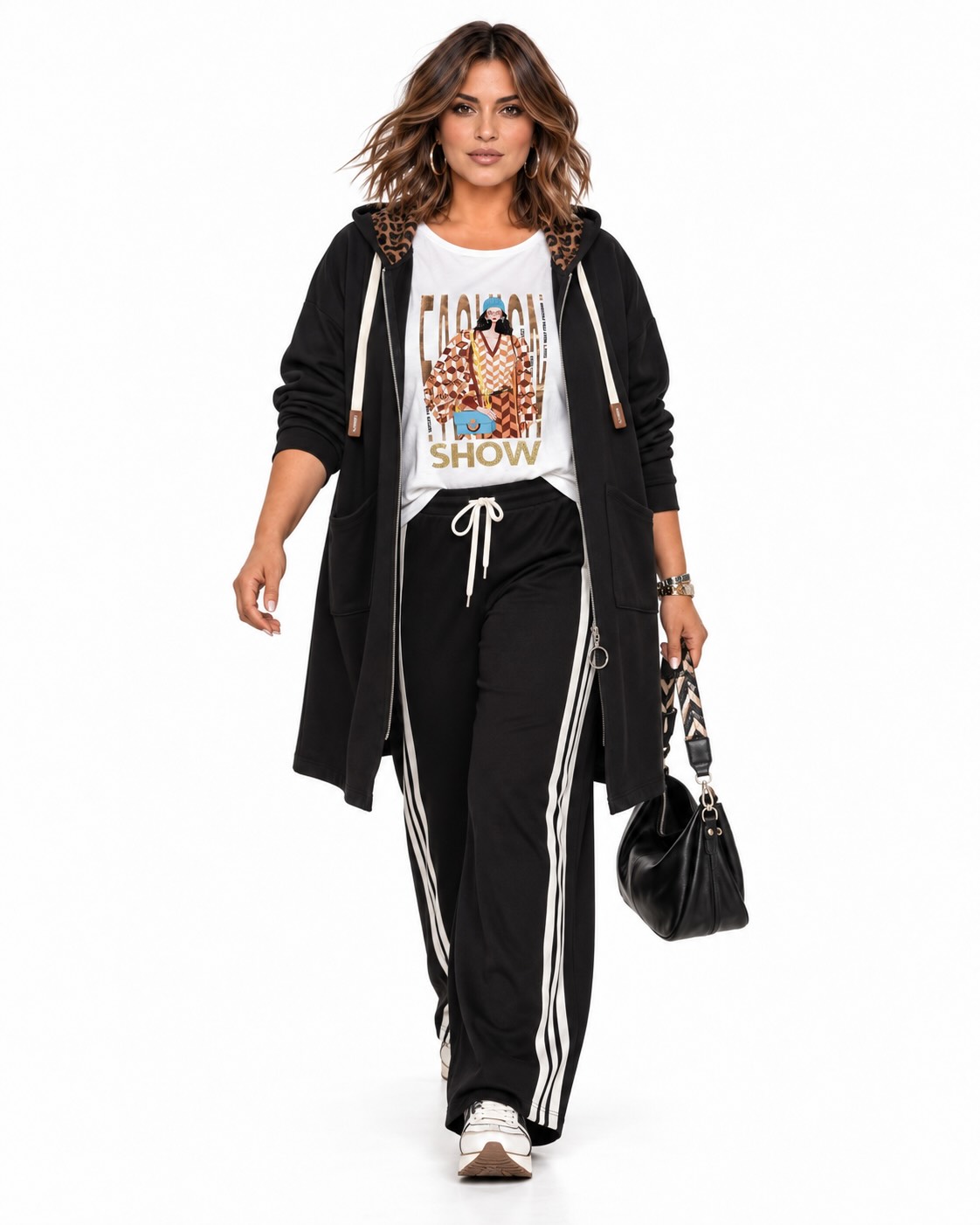 Look completo Jogger Track negro curvy de pierna ancha con bandas laterales blancas, cintura elástica, cordón y bolsillos.