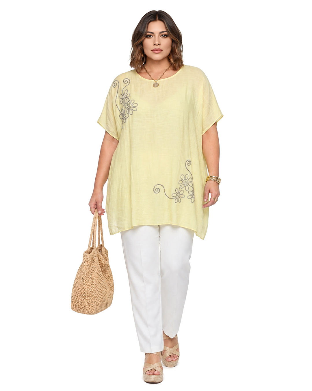 Blusa Gala: blusa para mujer curvy y barata en color amarillo oscuro con detalles de bordados florales brillantes en el hombro y bajo de Quiles_Shop.