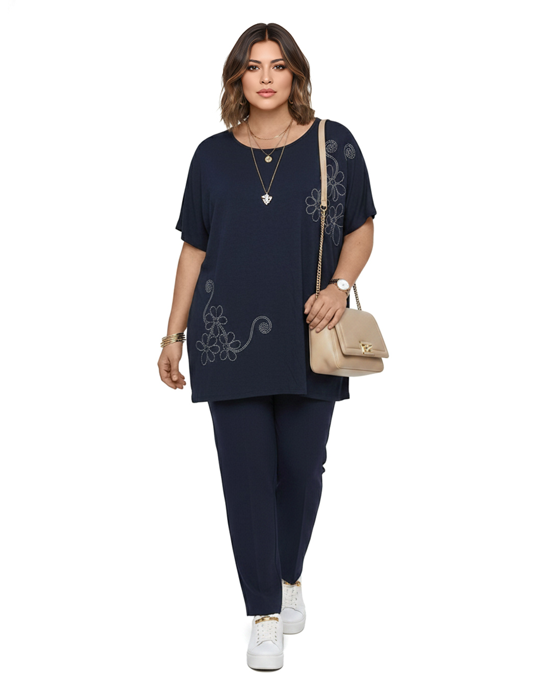 Blusa Gala: blusa para mujer curvy y barata en color azul marino con detalles de bordados florales brillantes en el hombro y bajo de Quiles_Shop.