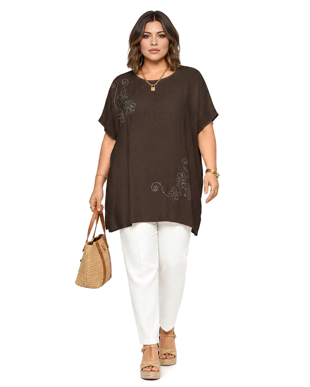 Blusa Gala: blusa para mujer curvy y barata en color marrón oscuro con detalles de bordados florales brillantes en el hombro y bajo de Quiles_Shop.
