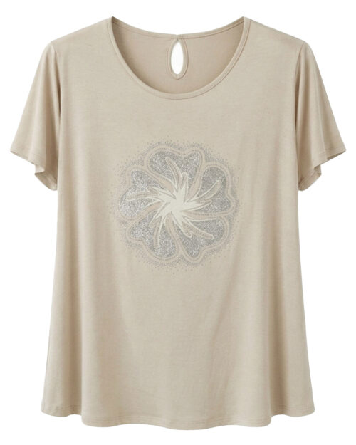 Camiseta Trébol: camiseta trébol brillo casual en color beige con diseño de trébol en pedrería de Quiles_Shop.