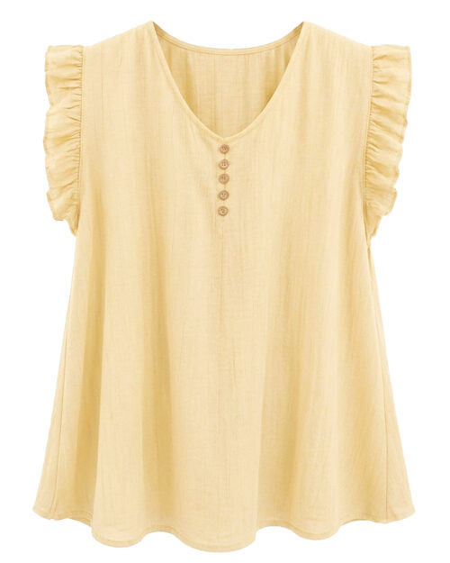 Blusa Atelier: blusa fluida de bambula para mujeres reales con escote en pico, botones decorativos efecto madera y mangas cortas con volantes fruncidos de Quiles_Shop.