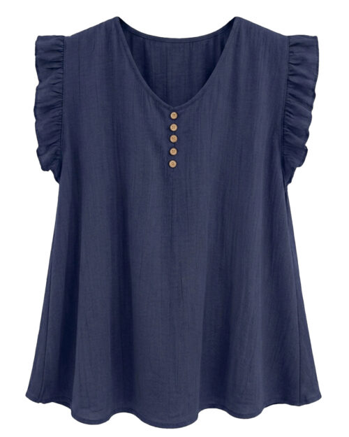 Blusa Atelier: blusa fluida de bambula para mujeres reales con escote en pico, botones decorativos efecto madera y mangas cortas con volantes fruncidos de Quiles_Shop.