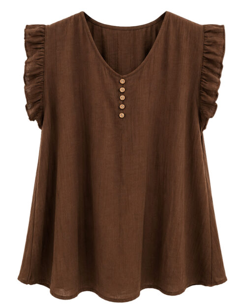 Blusa Atelier: blusa fluida de bambula para mujeres reales con escote en pico, botones decorativos efecto madera y mangas cortas con volantes fruncidos de Quiles_Shop.