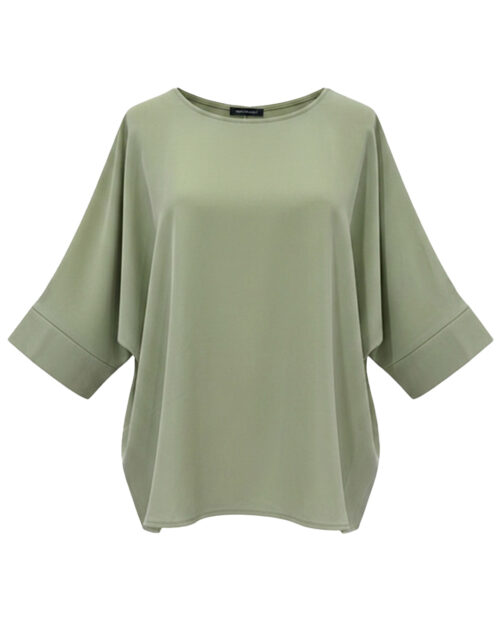 Blusa Chic: blusa de corte murciélago en color verde matcha de Quiles_Shop.