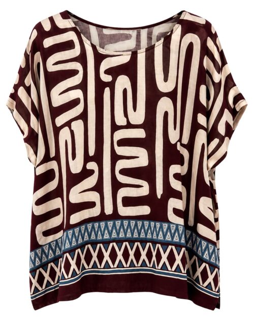 Blusa Étnica: blusa para mujer real low cost en color burdeos con estampado geométrico abstracto, cuello redondo y cenefa étnica en el bajo de Quiles_Shop.