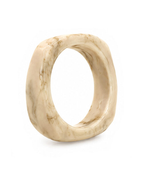 Pulsera Carey: pulsera rígida tipo brazalete con efecto carey jaspeado en tonos marfil y marrón suave de Quiles_Shop.