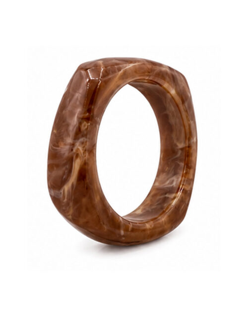 Pulsera Carey: pulsera rígida tipo brazalete con efecto carey jaspeado en tono marrón suave de Quiles_Shop.