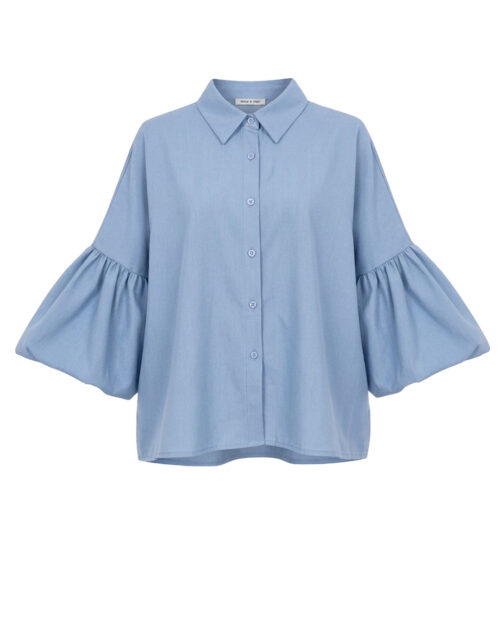 Camisa Flow: camisa fluida con mangas abullonadas en color azul denim claro de Quiles_Shop.