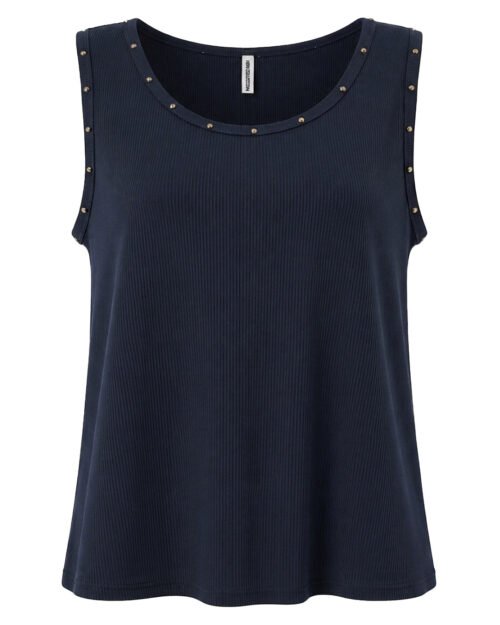 Camiseta Rebel: camiseta de tirantes para mujer real de estilo urbano con tejido acanalado de canalé, cuello redondo y apliques de tachuelas metálicas decorativas en sisas de Quiles_Shop.