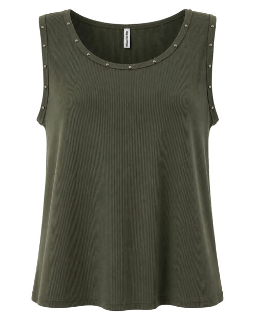 Camiseta Rebel: camiseta de tirantes para mujer real de estilo urbano con tejido acanalado de canalé, cuello redondo y apliques de tachuelas metálicas decorativas en sisas de Quiles_Shop.
