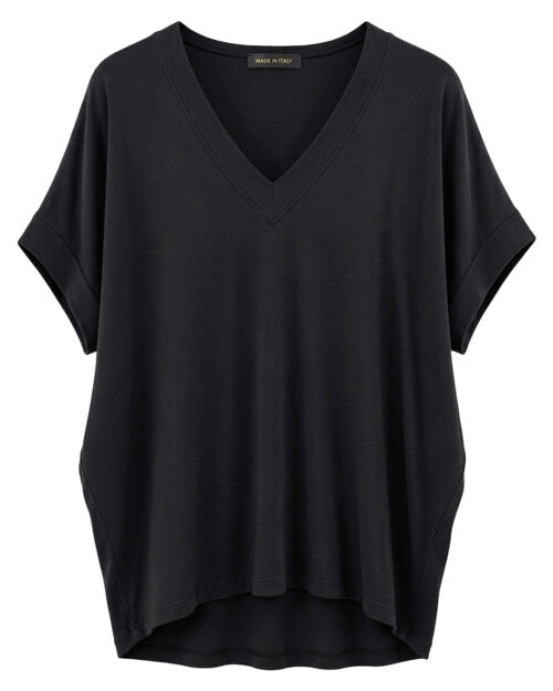 Camiseta Relax: camiseta relax básica fluida de cuello en pico en color negro de Quiles_Shop.