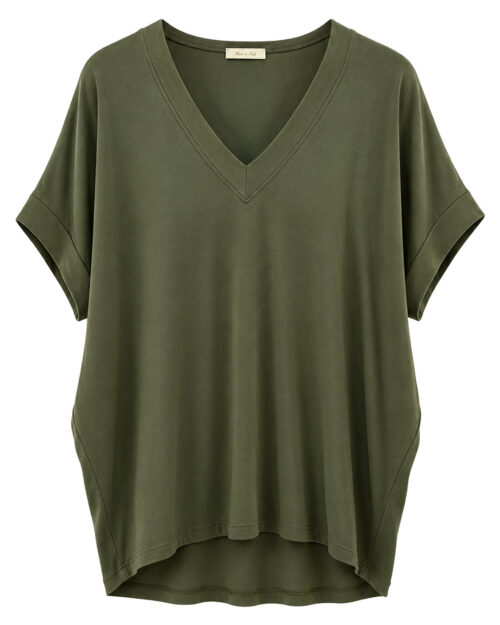 Camiseta Relax: camiseta relax básica fluida de cuello en pico en color verde de Quiles_Shop.