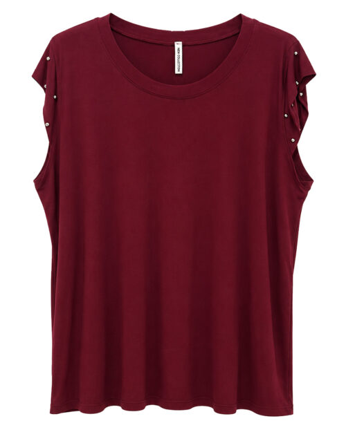 Camiseta Rock: camiseta para mujer real económica en color burdeos con cuello redondo, mangas cortas con mini volantes y detalle de tachuelas plateadas de Quiles_Shop.