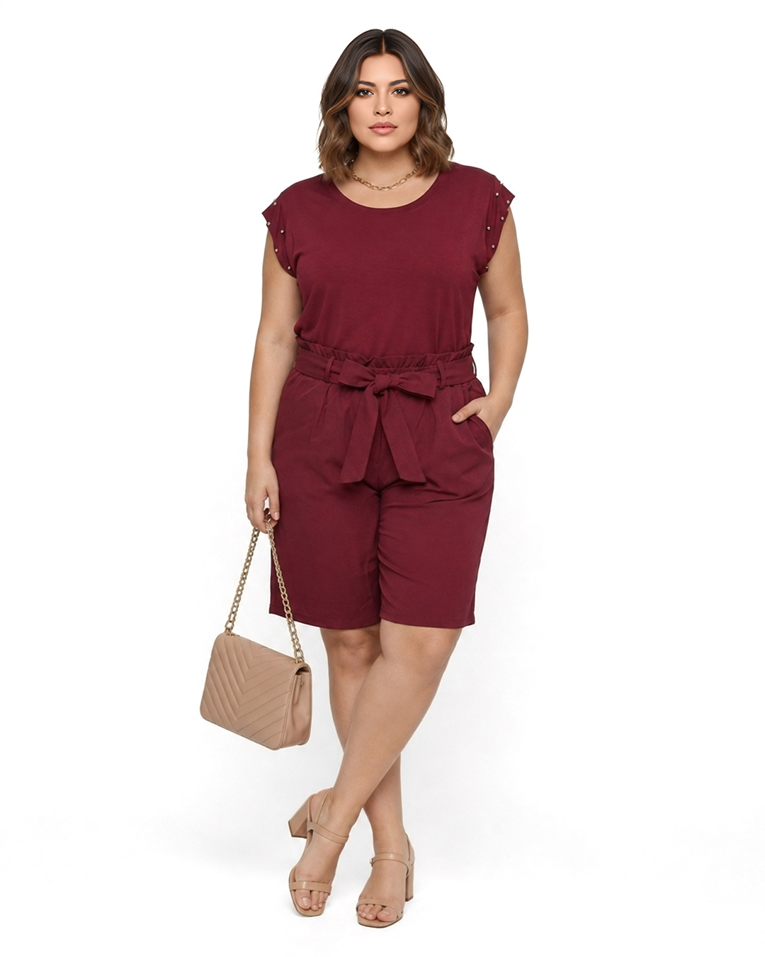 bermuda Safari: pantalón corto para mujer real de precio accesible en color burdeos con cintura elástica alta de estilo paperbag, bolsillos funcionales y cinturón de lazo ajustable de Quiles_Shop.
