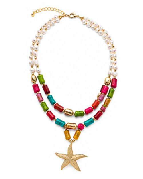 Collar Sirena: collar multihebra con perlas blancas, cuentas cilíndricas de colores vibrantes y maxicolgante de estrella de mar dorada texturizada de Quiles_Shop.