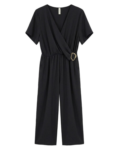 Mono Hera: mono hera de fiesta elegante en color negro con bolsillos laterales y hebilla dorada de Quiles_Shop.