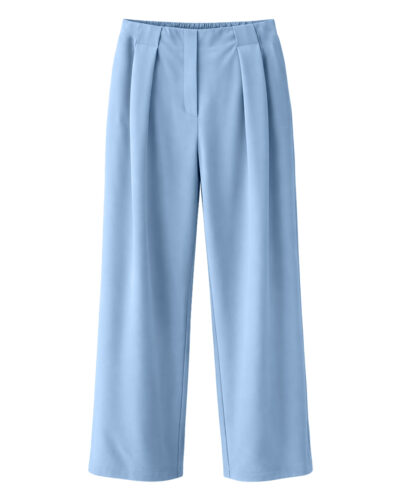 Pantalón Chic: pantalón de vestir curvy fluido con pinzas en color azul cielo de Quiles_Shop.