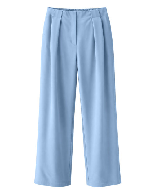 Pantalón Chic: pantalón de vestir curvy fluido con pinzas en color azul cielo de Quiles_Shop.