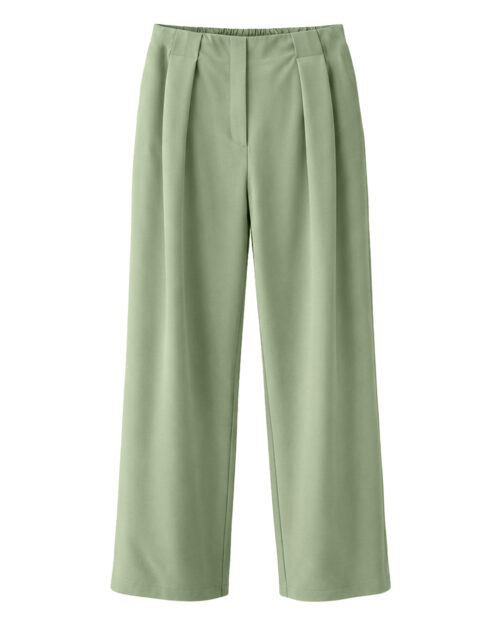 Pantalón Chic: pantalón de vestir curvy fluido con pinzas en color verde matcha de Quiles_Shop.