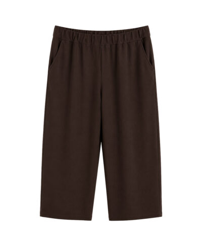 Pirata Licra Fria: pantalón pirata de licra fría para mujeres reales de tallas curvy con cintura elástica lisa, pinzas delanteras y cómodos bolsillos funcionales en Quiles_Shop.