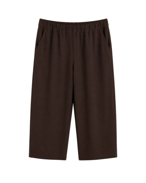 Pirata Licra Fria: pantalón pirata de licra fría para mujeres reales de tallas curvy con cintura elástica lisa, pinzas delanteras y cómodos bolsillos funcionales en Quiles_Shop.