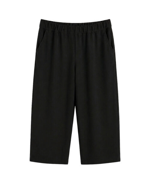 Pirata Licra Fria: pantalón pirata de licra fría para mujeres reales de tallas curvy con cintura elástica lisa, pinzas delanteras y cómodos bolsillos funcionales en Quiles_Shop.