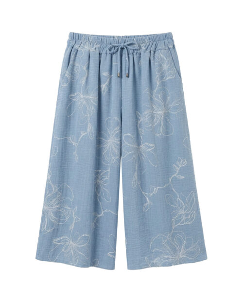 Pantalón Short Magnolia: pantalón corto tipo falda para mujer real low cost en color azul claro con estampado floral blanco, cintura elástica con cordón y bolsillos de Quiles_Shop.