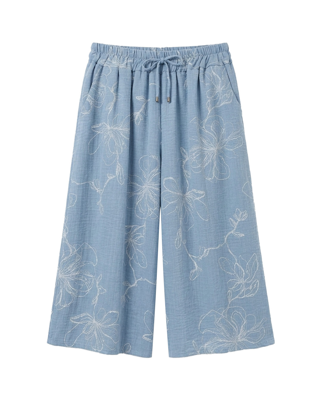 Pantalón Short Magnolia: pantalón corto tipo falda para mujer real low cost en color azul claro con estampado floral blanco, cintura elástica con cordón y bolsillos de Quiles_Shop.