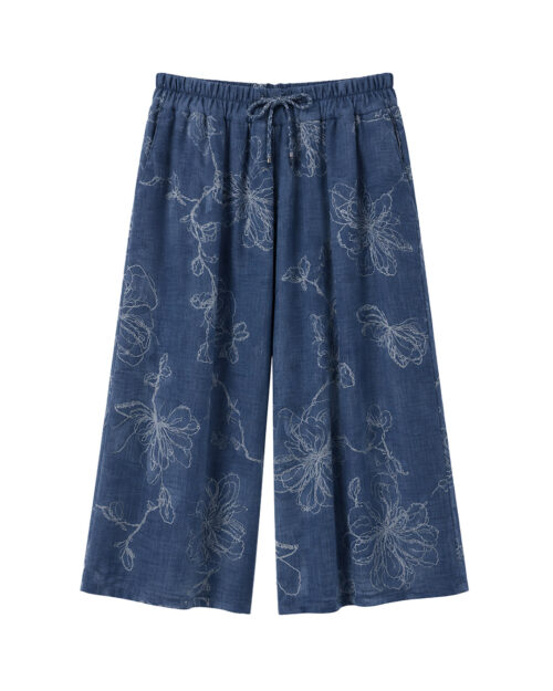 Pantalón Short Magnolia: pantalón corto tipo falda para mujer real low cost en color azul oscuro con estampado floral blanco, cintura elástica con cordón y bolsillos de Quiles_Shop.